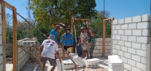 Babinsa Koramil 01/Ba’a Tekankan Kebersihan dan Keamanan Saat Kerja Bakti