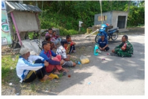 Sinergi TNI dan Petani, Sertu A. Mukti Bimbing Pemupukan Padi di Masbagik Utara