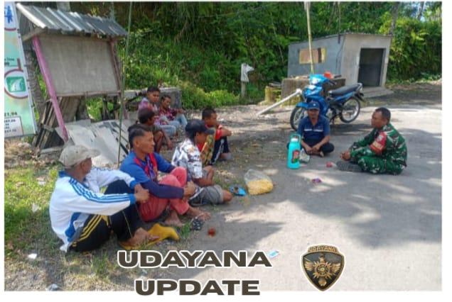 Sinergi TNI dan Petani, Sertu A. Mukti Bimbing Pemupukan Padi di Masbagik Utara