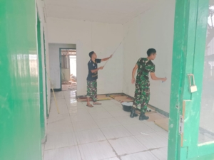 Wujud Kepedulian, Anggota Koramil 01/Taliwang Laksanakan Pengecatan Rumah Dinas Danramil