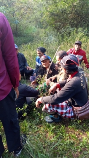 Babinsa Pempatan bersama Bhabinkamtibmas dan warga melaksanakan pencarian orang hilang.