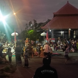 Bersinergi Bersama Bhabinkamtibmas Dan Pecalang, Babinsa Jumpai Gelar Pengamanan Ida Bhatara Mesolah Di Desa Jumpai