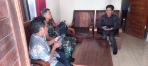 Pastikan Lancar Dan Tepat Sasaran, Babinsa Klumpu Hadir Gelar Pengawasan Penyaluran BLT DD