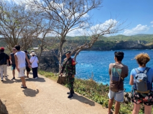 Danramil Nusa Penida Utus Babinsa Bunga Mekar Gelar Patroli Obyek Wisata Angel Bilabong dan Broken Beach