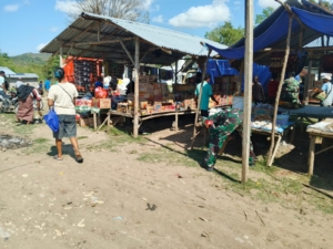 Peringati HUT ke-80 TNI, Koramil 06/Karera Gelar Karya Bhakti Bersihkan Pasar Kakaha