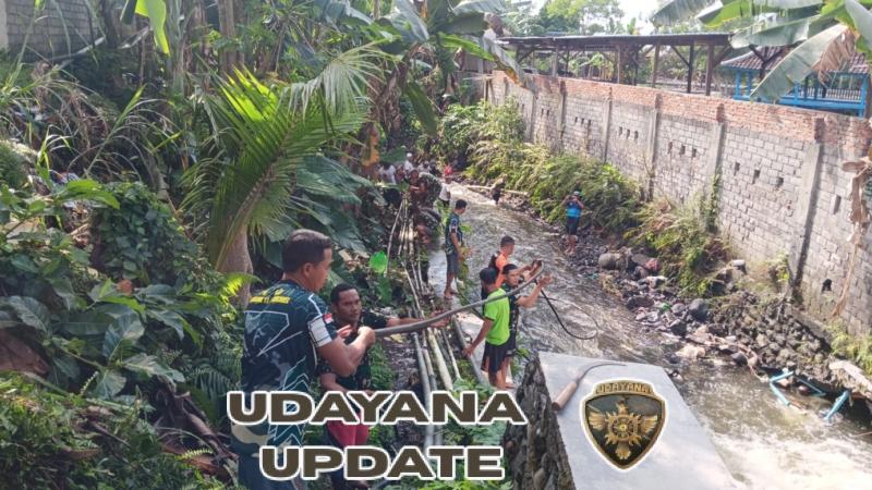 ‎Kapten Inf Abdul Wahab dan Anggota Koramil 1615-11 Bersama Warga Perbaiki Pipa Air