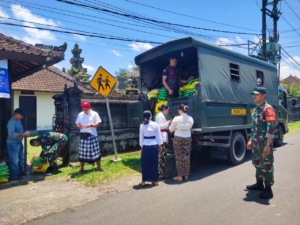 Gerakan Pangan Murah, Kodim Tabanan Gandeng Bulog Salurkan Beras SPHP ke Warga Rejasa