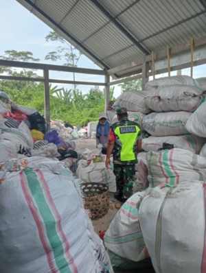 Babinsa Beng Laksanakan Komsos dan Pemantauan Pengolahan Sampah di TPS 3R
