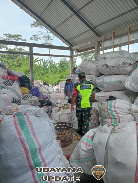 Babinsa Beng Laksanakan Komsos dan Pemantauan Pengolahan Sampah di TPS 3R