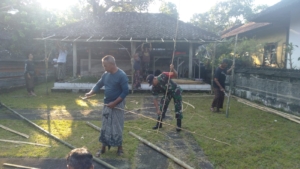 Kebersamaan TNI dan Krama Desa, Babinsa Jegu Ikut Ngayah Menyambut Pujawali