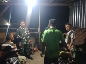 Babinsa Rasabou Gelar Patroli Malam Bersama Warga