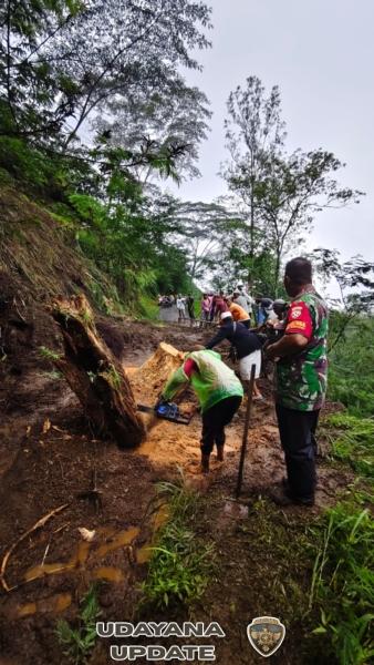 Berikan bantuan kepada Warga yang tertimpa longsor, Dandim 1623/Karangasem tinjau lokasi tanah longsor.