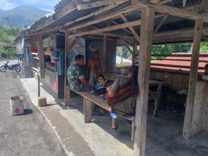 Di Warung Kopi Desa Welomosa, Babinsa Lakukan Komsos dan Beri Himbauan Cuaca