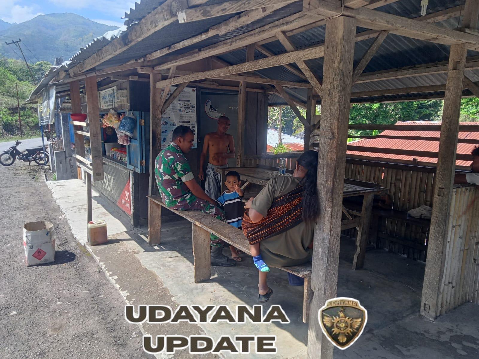 Di Warung Kopi Desa Welomosa, Babinsa Lakukan Komsos dan Beri Himbauan Cuaca