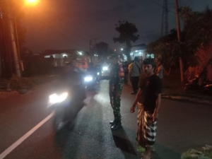 Pastikan Pemakaman Warga Lancar, Babinsa Tojan Hadir Beri Pengawalan