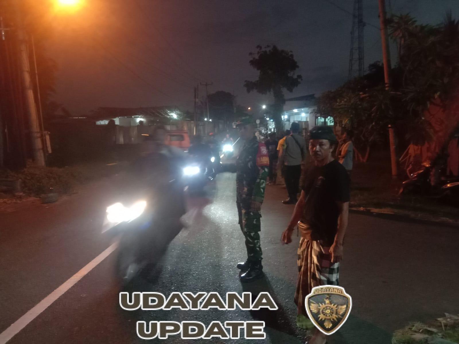 Pastikan Pemakaman Warga Lancar, Babinsa Tojan Hadir Beri Pengawalan