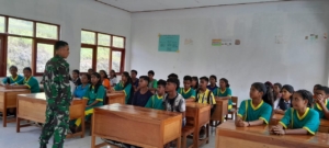 Tanamkan Disiplin Sejak Dini, TNI Edukasi Pelajar Wewewa Barat tentang Wasbang