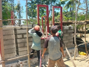 Komsos Dengan Para Tukang Bangunan, Babinsa Himbau Perhatikan Faktor Keamanan