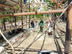 Kopda Melky Bureni Babinsa 1621/TTS Bantu Pemasangan Atap Rumah Milik Warga Binaan Di Desa Sapnala Kokbaun