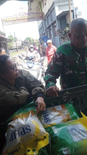 Gerakan Pangan Murah, Anggota Koramil 1626-02/Susut Hadirkan Harga Terjangkau untuk Warga Susut