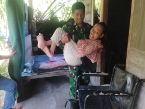 Mengharukan, Prajurit Kodim Klungkung Rela Gendong Warga Untuk Terima Bantuan