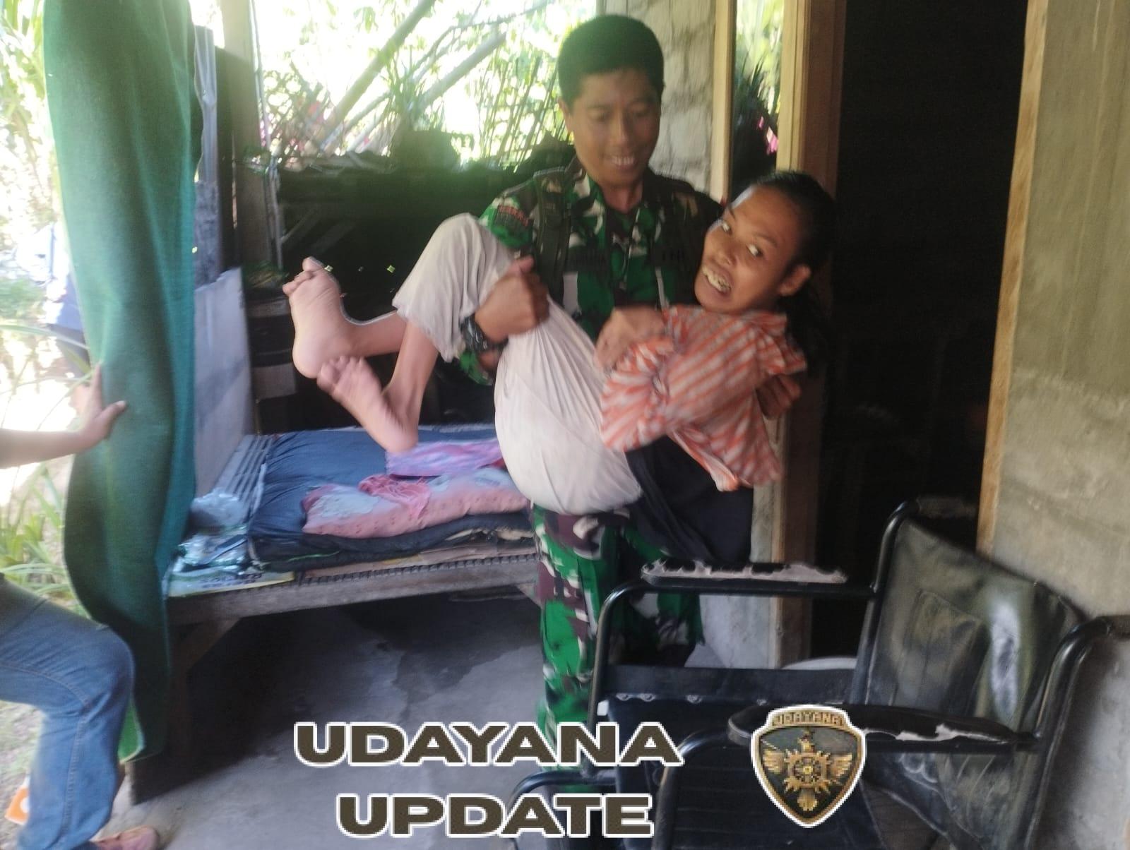 Mengharukan, Prajurit Kodim Klungkung Rela Gendong Warga Untuk Terima Bantuan