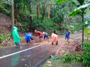 Sigap, Babinsa Besan Bersama Warga Evakuasi Musibah Longsor