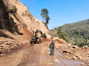 Babinsa Kodim 1602/Ende Jaga Kelancaran dan Keamanan di Jalur Trans Ende-Maumere