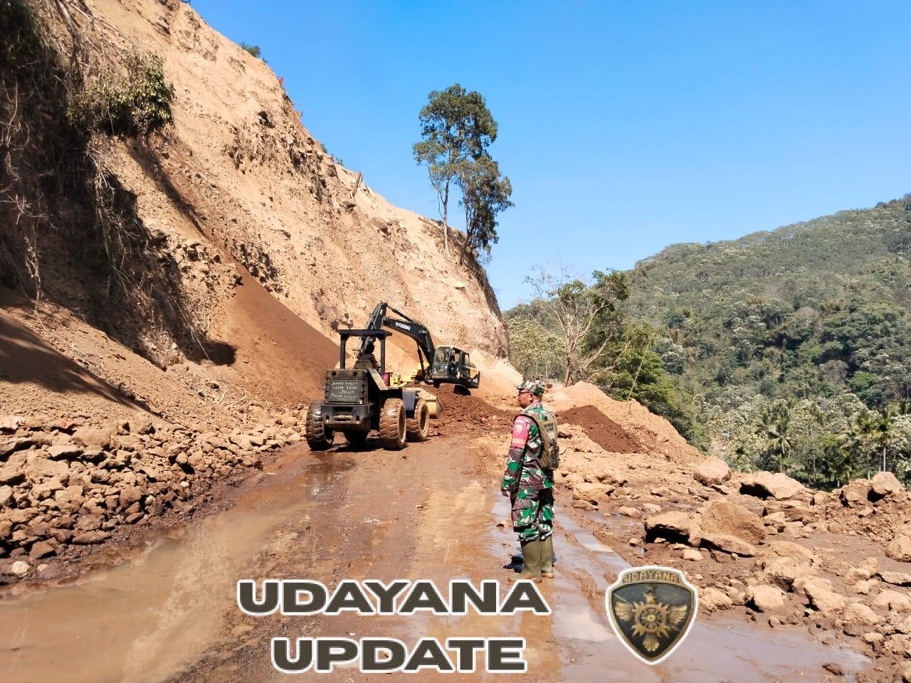 Babinsa Kodim 1602/Ende Jaga Kelancaran dan Keamanan di Jalur Trans Ende-Maumere