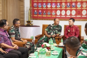 Didampingi Dandim Klungkung, Danrem 163/WSA Hadiri Pemulangan Warga Kanorayang