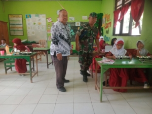Peltu Nuryani Awasi Pembagian Makanan Bergizi Untuk Pelajar