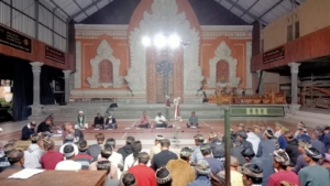 Babinsa Desa Selat Wujudkan Sinergi Lewat Pengamanan Paruman Desa Adat