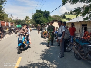 Babinsa Koramil 1602-01/Ende Tingkatkan Kamtibmas Melalui Komsos di Pasar Nangapanda