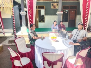 Babinsa Desa Peninjoan Tunjukkan Kepedulian dengan Hadiri Undangan Pernikahan Warga