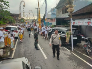 Dukung kelancaran upacara keagamaan, Babinsa 1623-01/Karangasem bersama Pecalang laksanakan pengamanan.