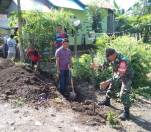 Sertu Irwan Ajak Warga Karombo Jaga Kebersihan Lingkungan
