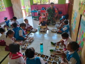 Babinsa 1624-03/Lewoleba Pastikan Distribusi Makanan Bergizi Gratis Tepat Sasaran