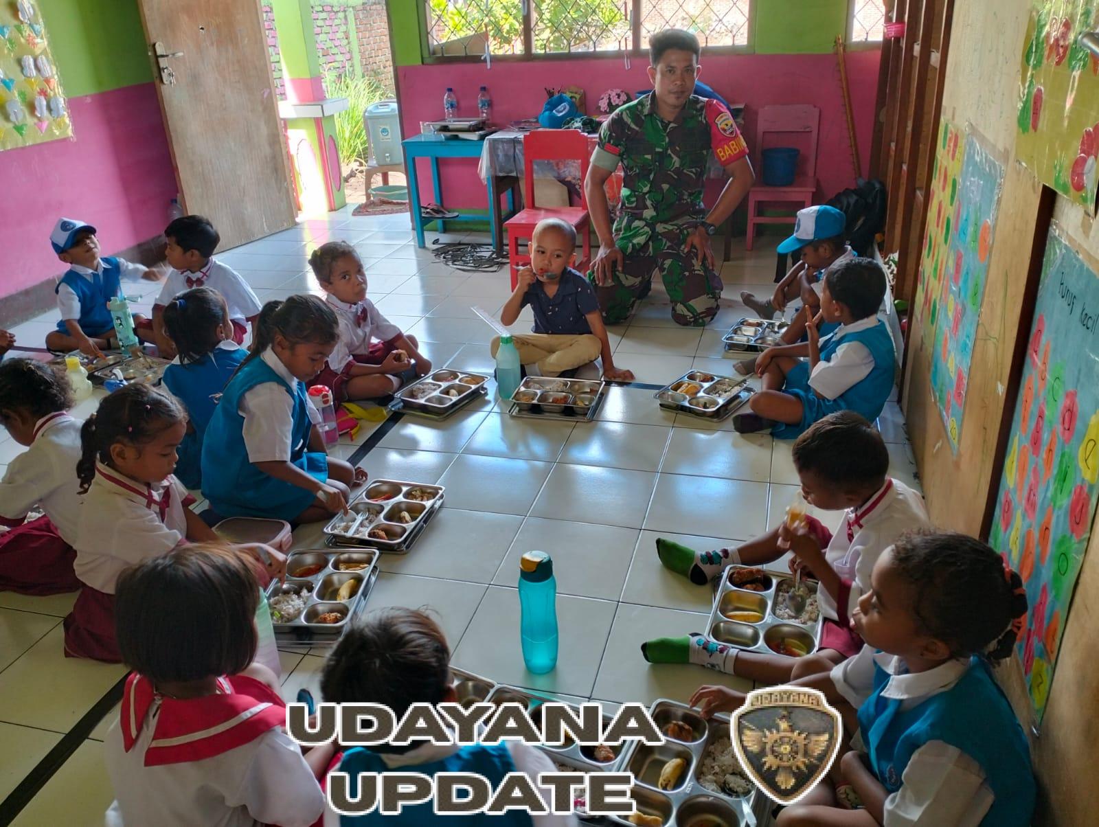 Babinsa 1624-03/Lewoleba Pastikan Distribusi Makanan Bergizi Gratis Tepat Sasaran