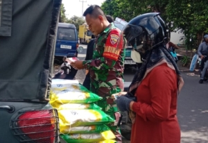 Warga Antusias Terima Penyaluran Beras SPHP di Cakranegara