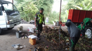 Sertu I Made Mawa Pererat Komsos dengan Pegawai TPS 3R, Dorong Pemilahan Sampah Jadi Kompos