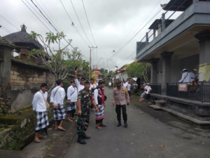 Babinsa Koramil Blahbatuh Dampingi Pecalang dalam Pengamanan Upacara Keagamaan di Bedulu
