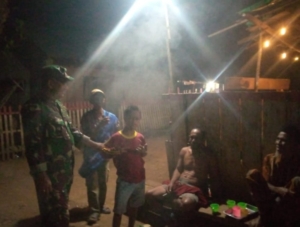 Ronda Malam dan Kongkow Bareng, Babinsa Ajak Warga Waspadai Bahaya Negatif