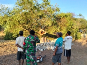 Dukung Program Pembangunan Desa, Babinsa Serka Lodian Ajak Warga Bersihkan Lokasi Pembangunan Jalan