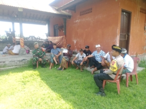 Babinsa Pacung dan Bhabinkamtibmas kolaborasi jalin Kedekatan bersama Warga Binaan