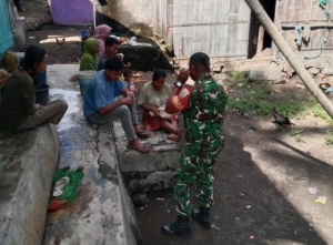 Babinsa Koramil 1602-01/Ende Intensifkan Komsos dan Pamwil di Lingkungan Kuzazo