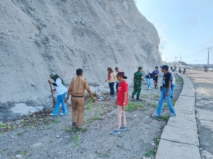 Babinsa Kodim 1602/Ende Bersama Warga Bersihkan Jalan Trans Ende–Bajawa
