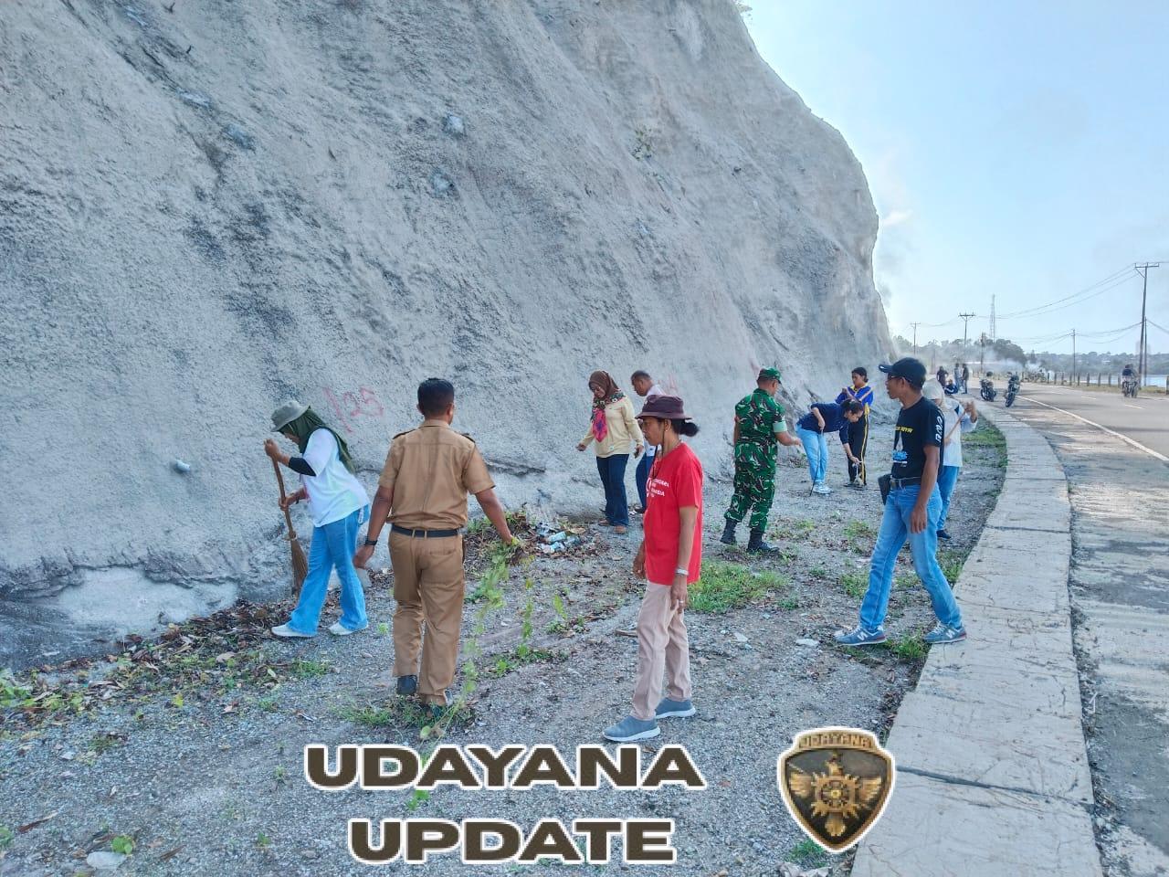 Babinsa Kodim 1602/Ende Bersama Warga Bersihkan Jalan Trans Ende–Bajawa