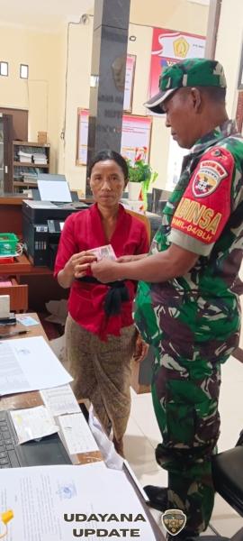 Serda I Ketut Darmayasa Pastikan 34 KK di Desa Blahbatuh Terima BLT Tepat Sasaran