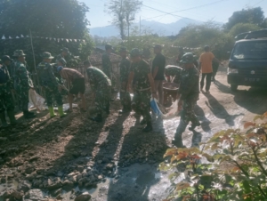 Sinergi TNI dan Masyarakat Soromandi Perbaiki Jalur Punti–Sampungu