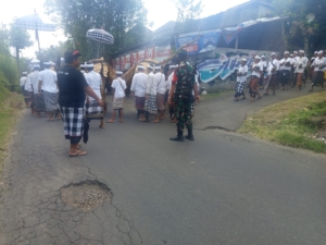 Babinsa Keliki Bersama Pecalang Amankan Prosesi Adat Ngiring Sesuunan di Sebali